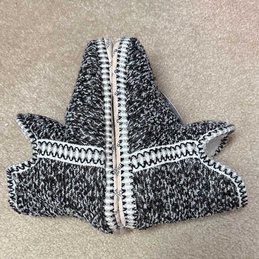 Snoozies size small Black and White Knit Slippers